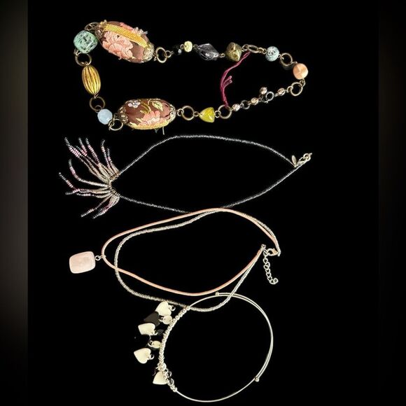 Vintage Jewelry lot 11 pieces- 4 necklaces-2 earrings-2 pins 3 bracelets fab - Picture 3 of 11